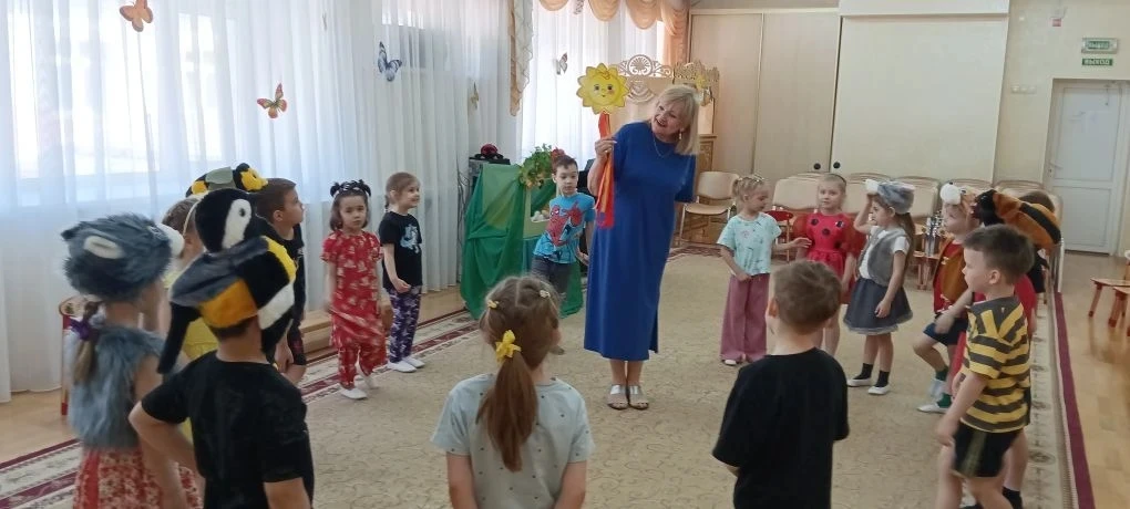 В группе 2/3 прошло развлечение "Привет лето" Дети с удовольствием инсценировали музыка...