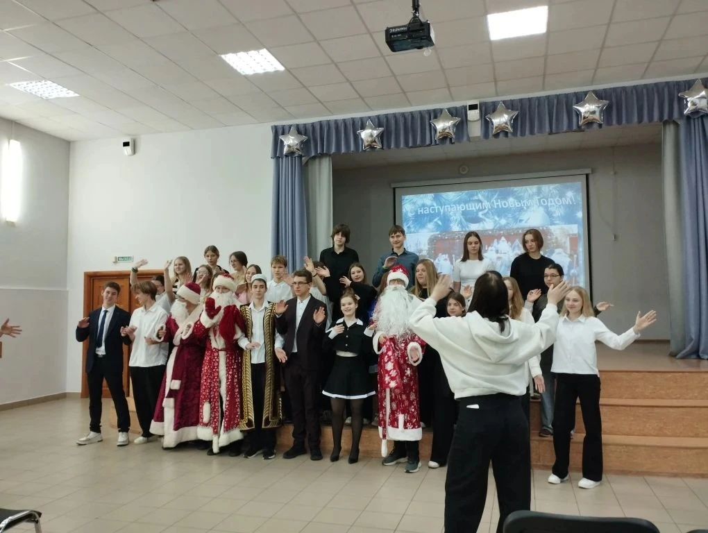 💥 Сегодня на первый урок "Разговоров о важном" к нам в школу заглянули Дед Мороз и Снегурочка🎅  Они 