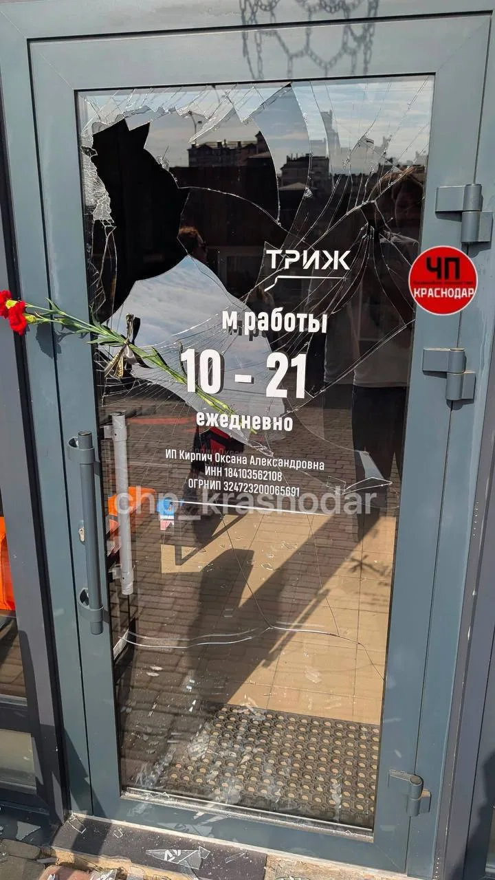 🤯Девушка разбила витрину барбершопа в Новой Адыгее и оставила там две гвоздики за упокой.