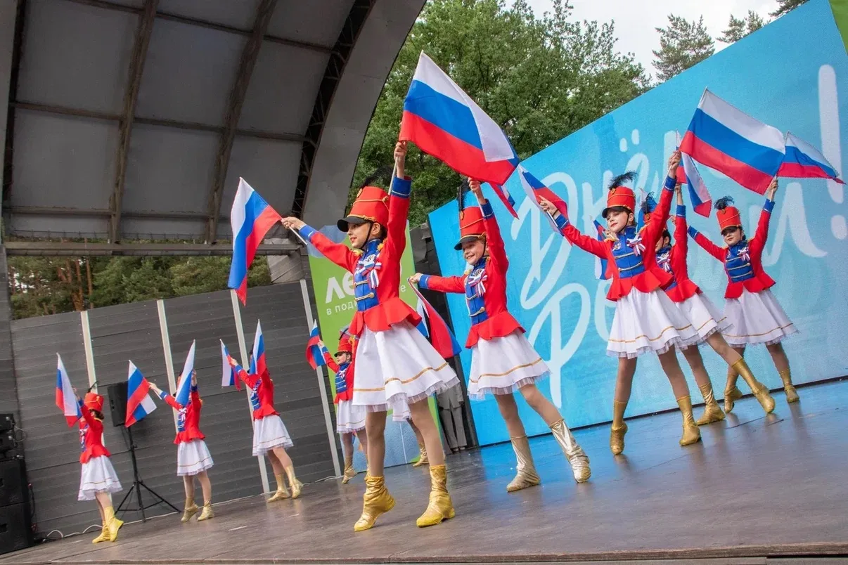 🇷🇺  В парке «Ёлочки»  прошёл праздничный концерт, посвященный Дню России!
