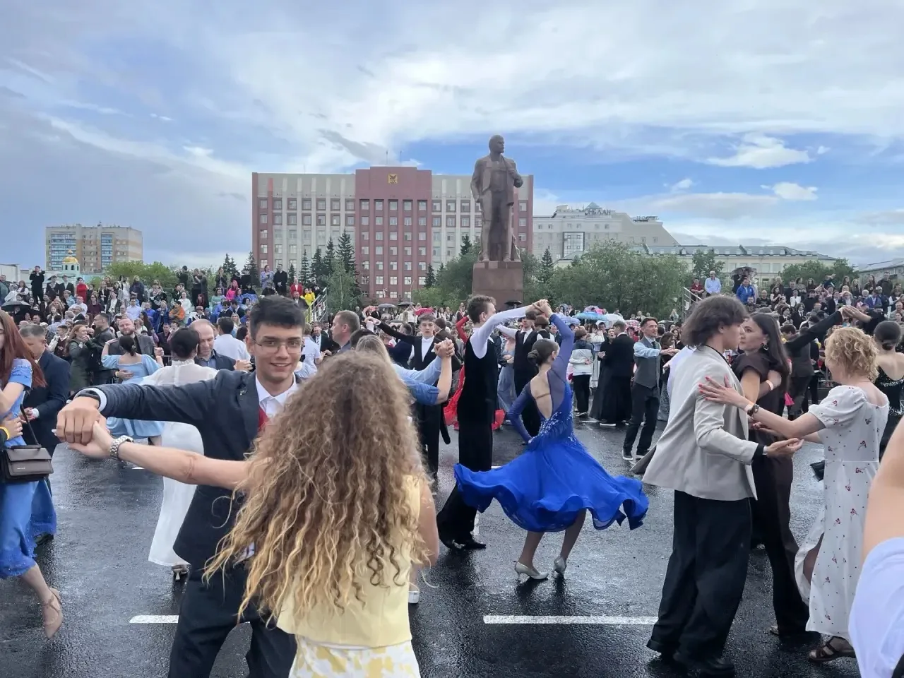 На площади Ленина проходит выпускной