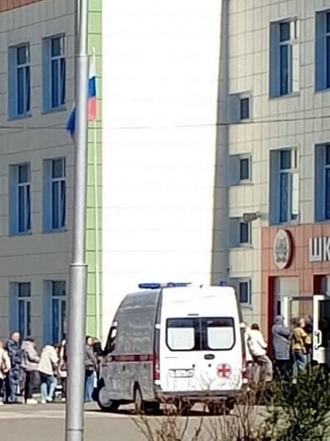 Родители выстраиваются в очередь у курганских школ, чтобы забрать детей.   На фото буквально пробка 