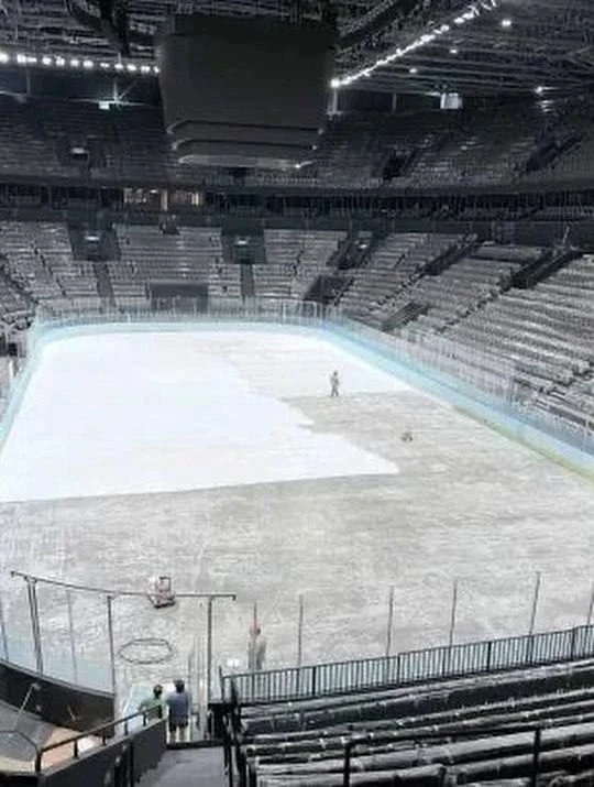 🏒 На ледовой арене начали красить охлаждающую плиту — это один из последних этапов пер...