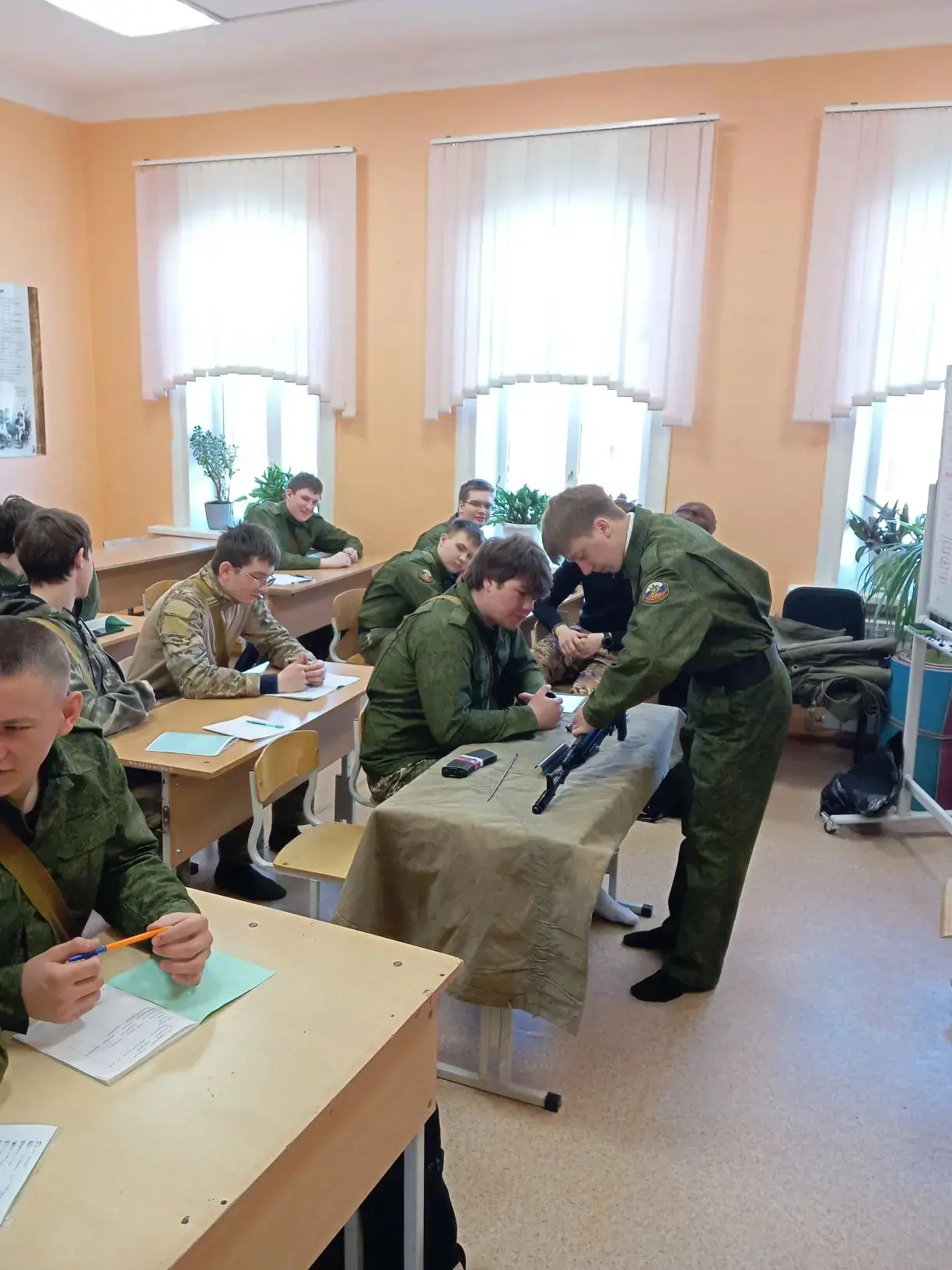 Учебные сборы: от теории к реальным навыкам  Сегодня на учебных сборах для 10‑х классов школьники по