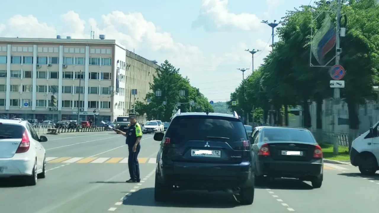 В центре Йошкар-Олы не работает светофор

На перекрёстке Ленинского проспекта и проспекта Гагарина и