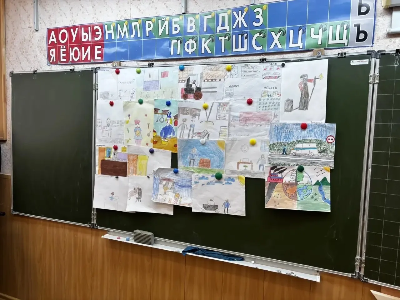 🎨✨ В рамках месячника профориентации у наших второклассников прошла замечательная выставка рисунков 