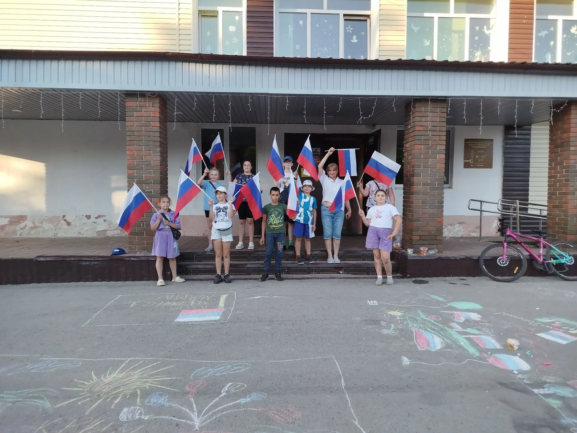 Яркие краски Родины расцвели в п.Центральный! В честь Дня России посёлок Центральный на...