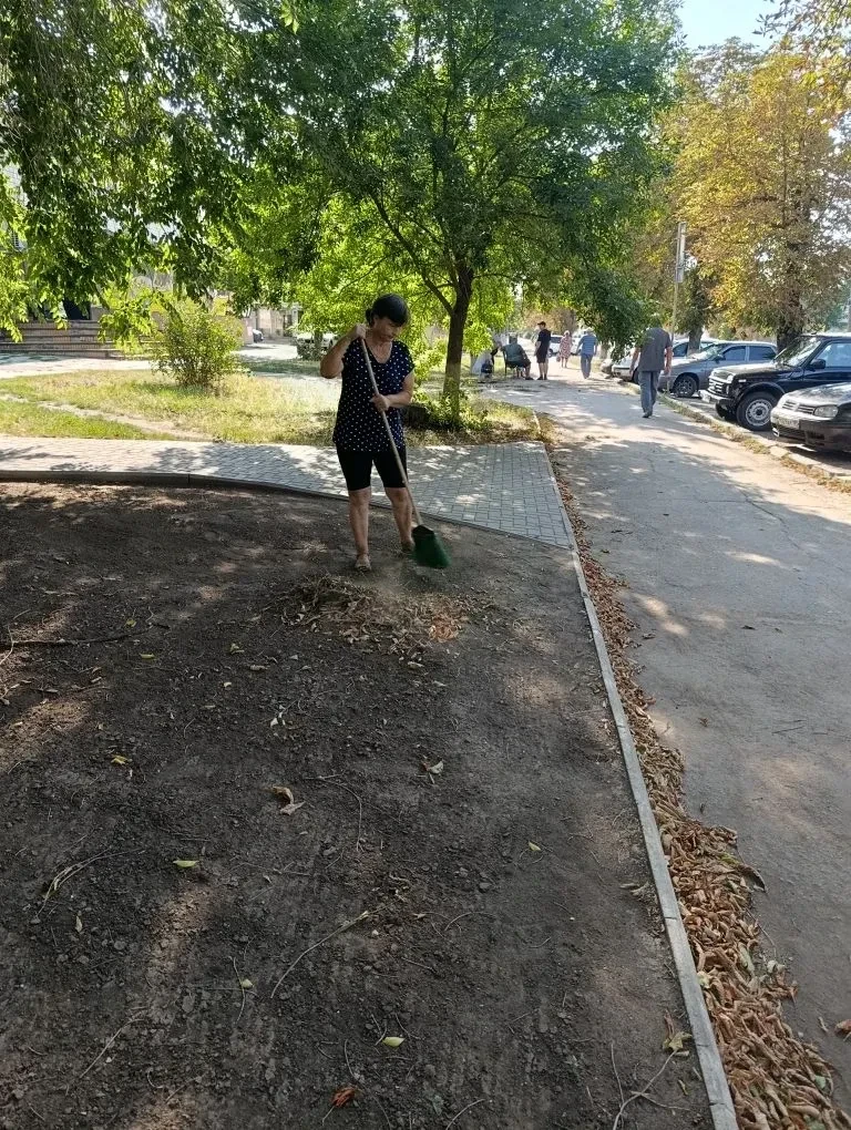 В пгт Черниговка работники МКУ «Центр МТО» провели уборку на прилегающей территории адм...