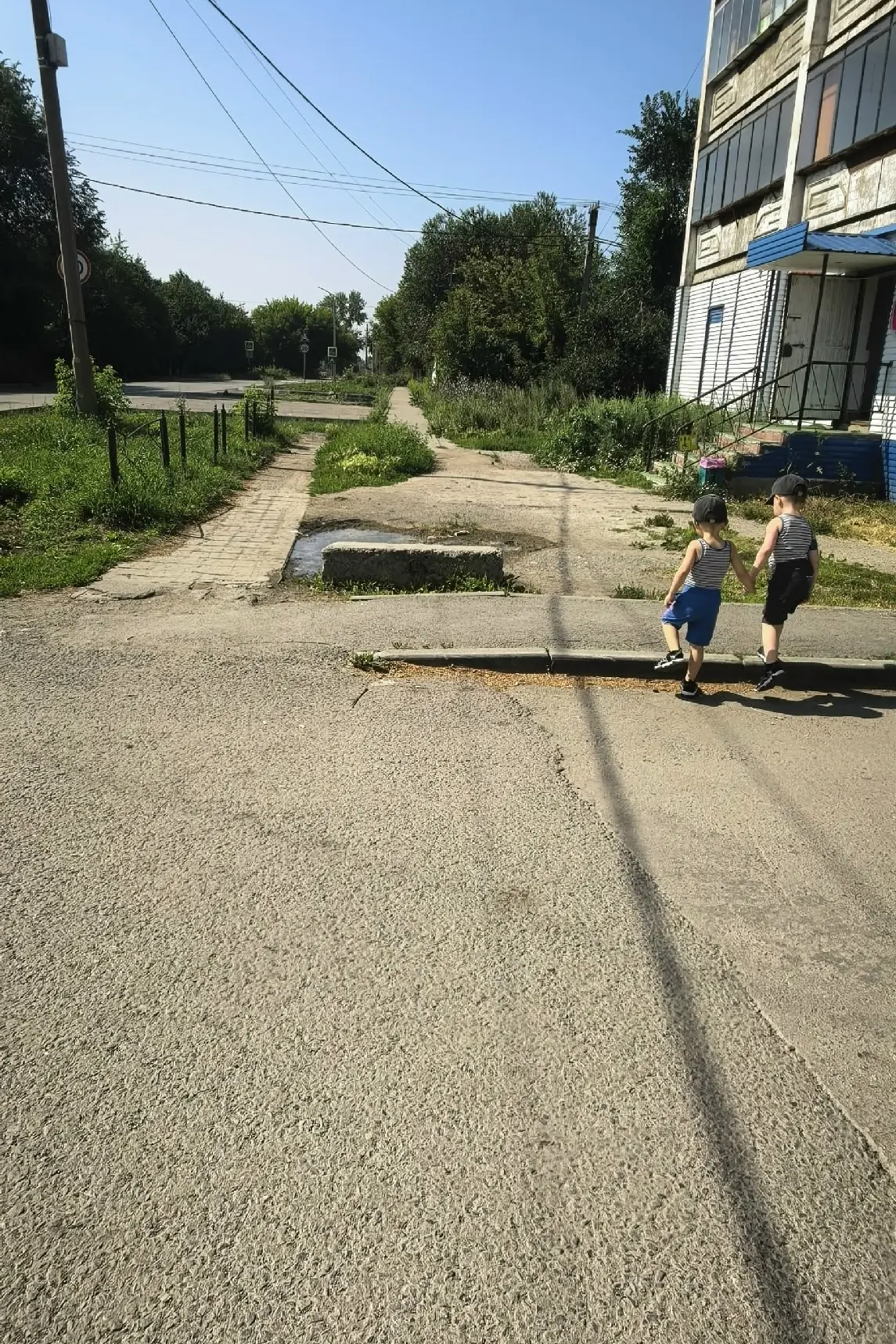 Это просто какой-то кошмар!!!! По ул 9 января, это не тротуар, а какой то ужас, невозмо...