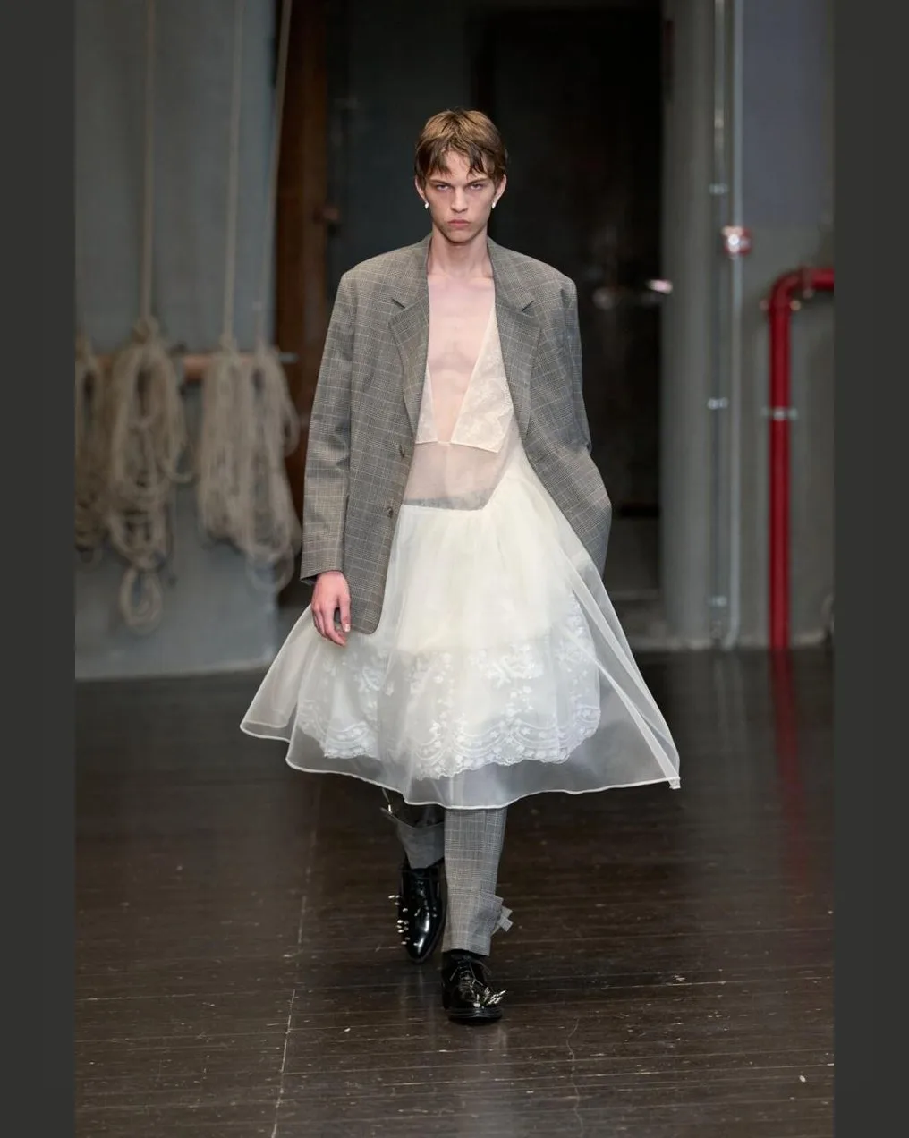 Simone Rocha: какой получилась дебютная мужская коллекция Симон Роша? Рассказываем в репортаже Собак