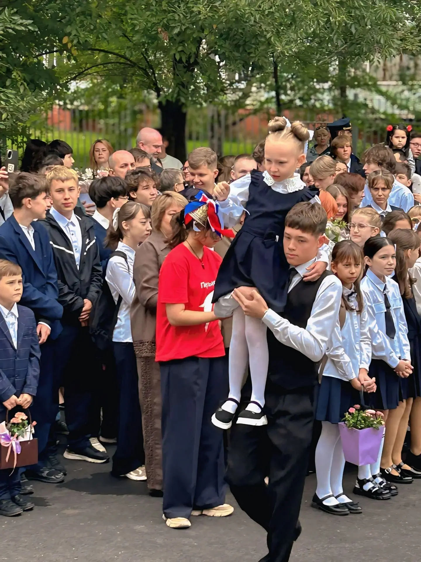 Торжественная линейка, посвящённая Дню знаний, прошла в нашей школе 1 сентября🔔