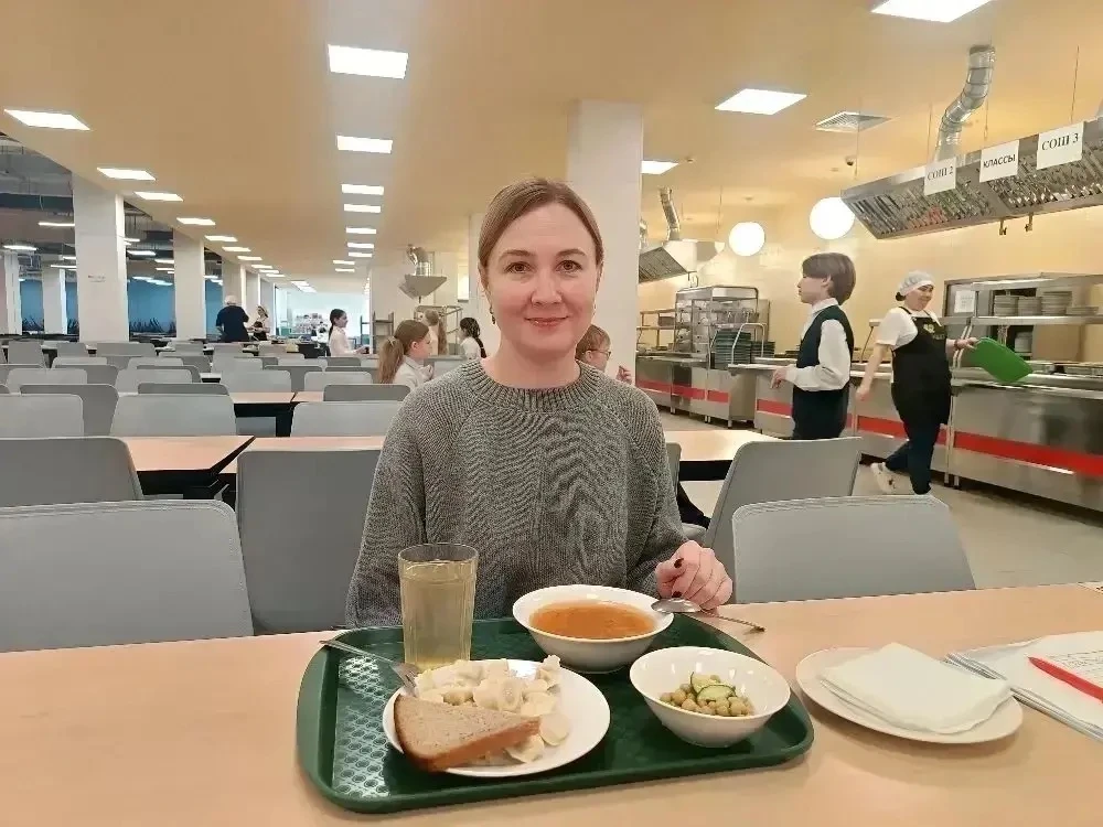 🍽️ Сегодня дегустацию в столовой осуществляла Кириллова Регина Владимировна, мама ученицы 8а класса!
