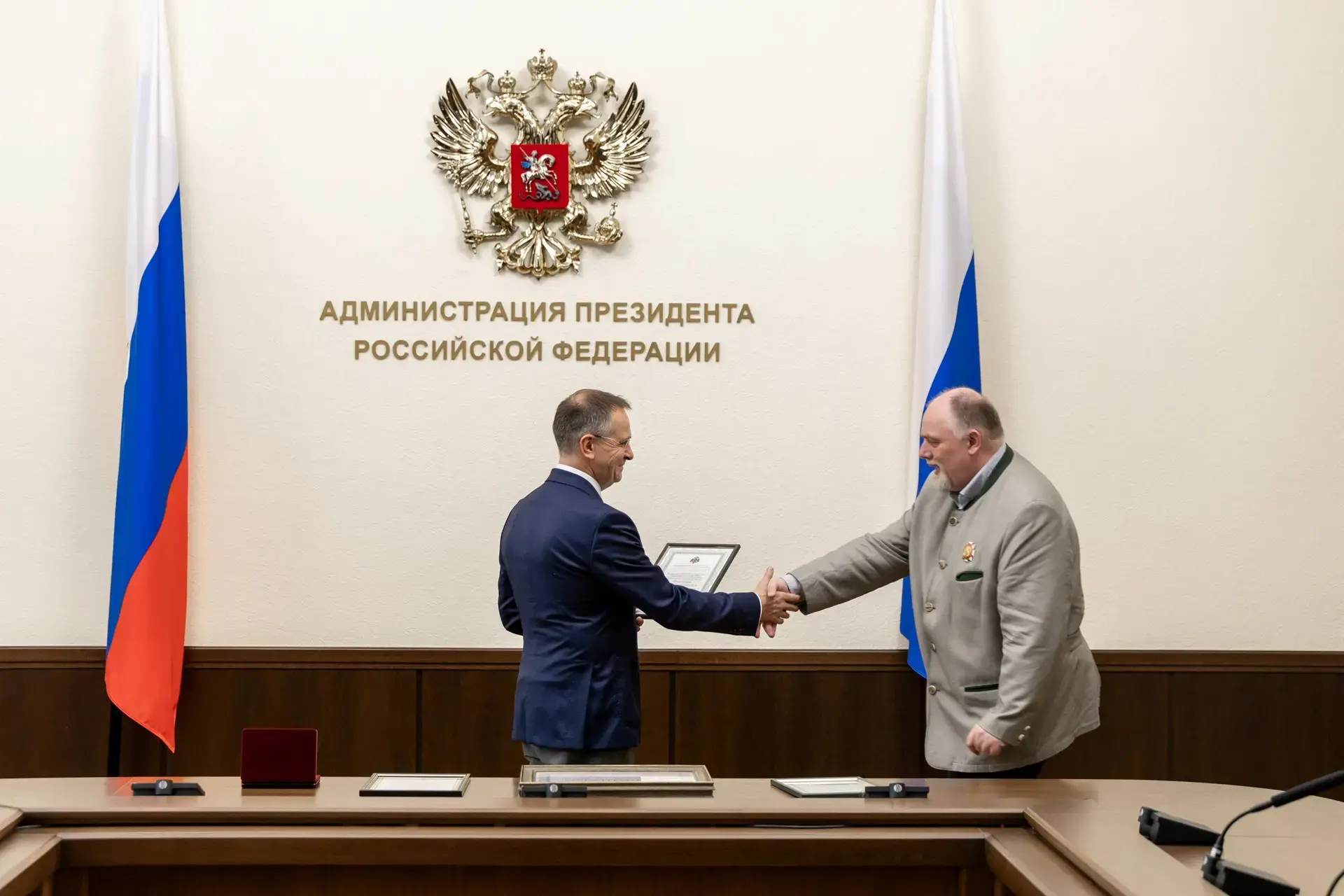 Награды нашли героев

Вручил госнаграды и благодарности РВИО историкам, публицистам Е.Спицыну и Е.Хо