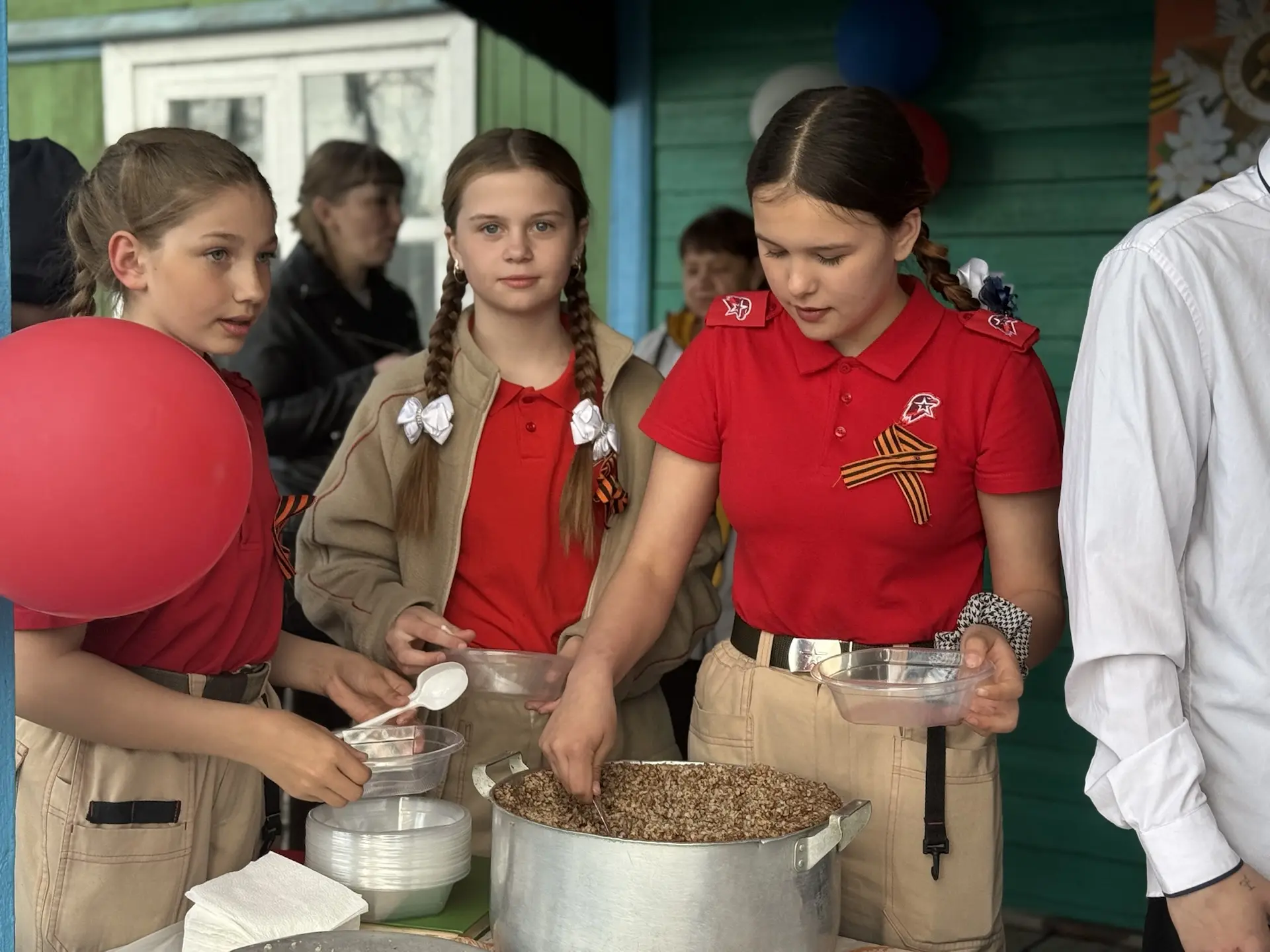 Наши юнармейцы – настоящие помощники! 💪

Сегодня наши юнармейцы имени Героя Советского Союза Владим