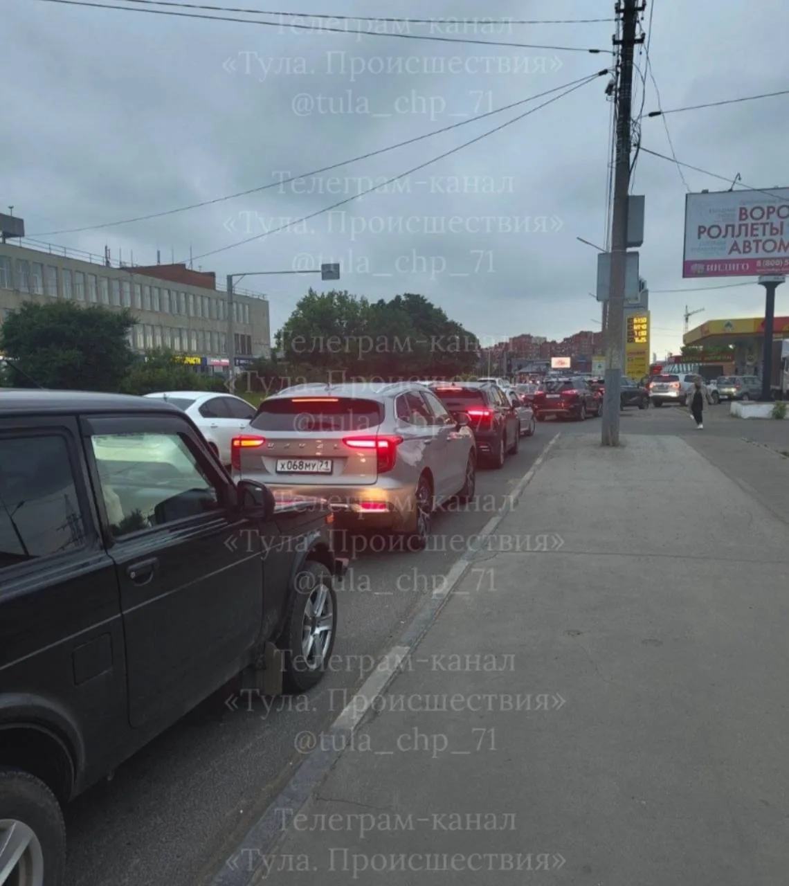 Тем временем пробка на заправке в Мясново.