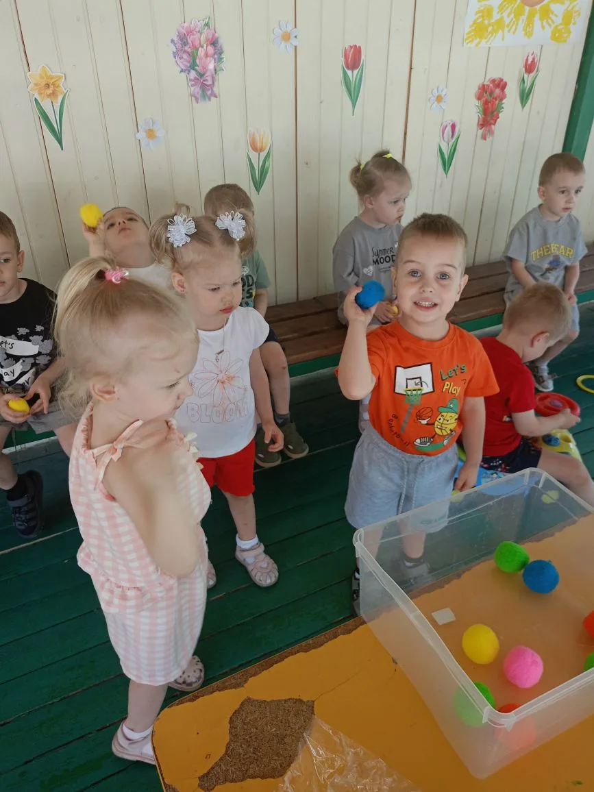 Весёлая и подвижная прогулка сегодня прошла у детей второй ясельной группы (корпус Жмай...