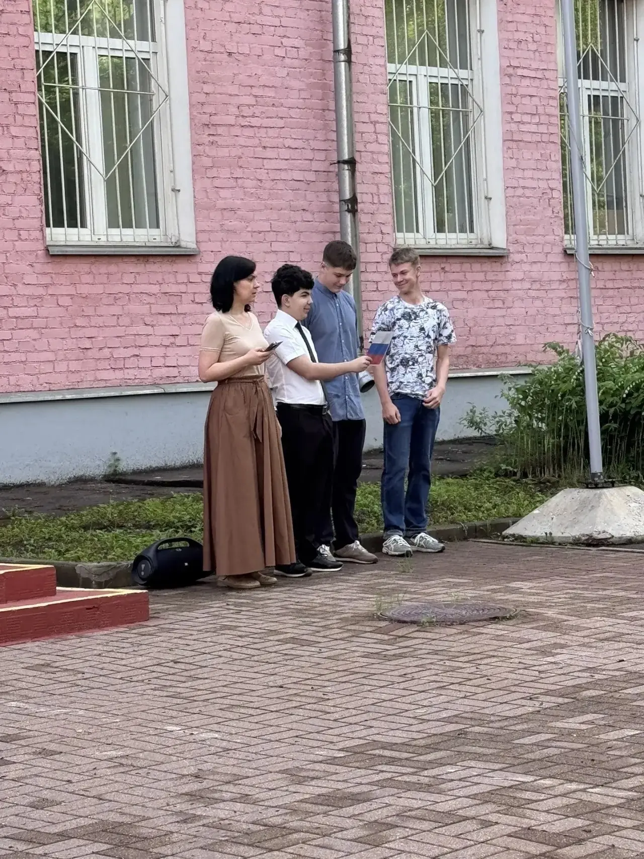 🇷🇺Утро понедельника встретило наших ребят по-настоящему летней погодой  А традиционная церемония под