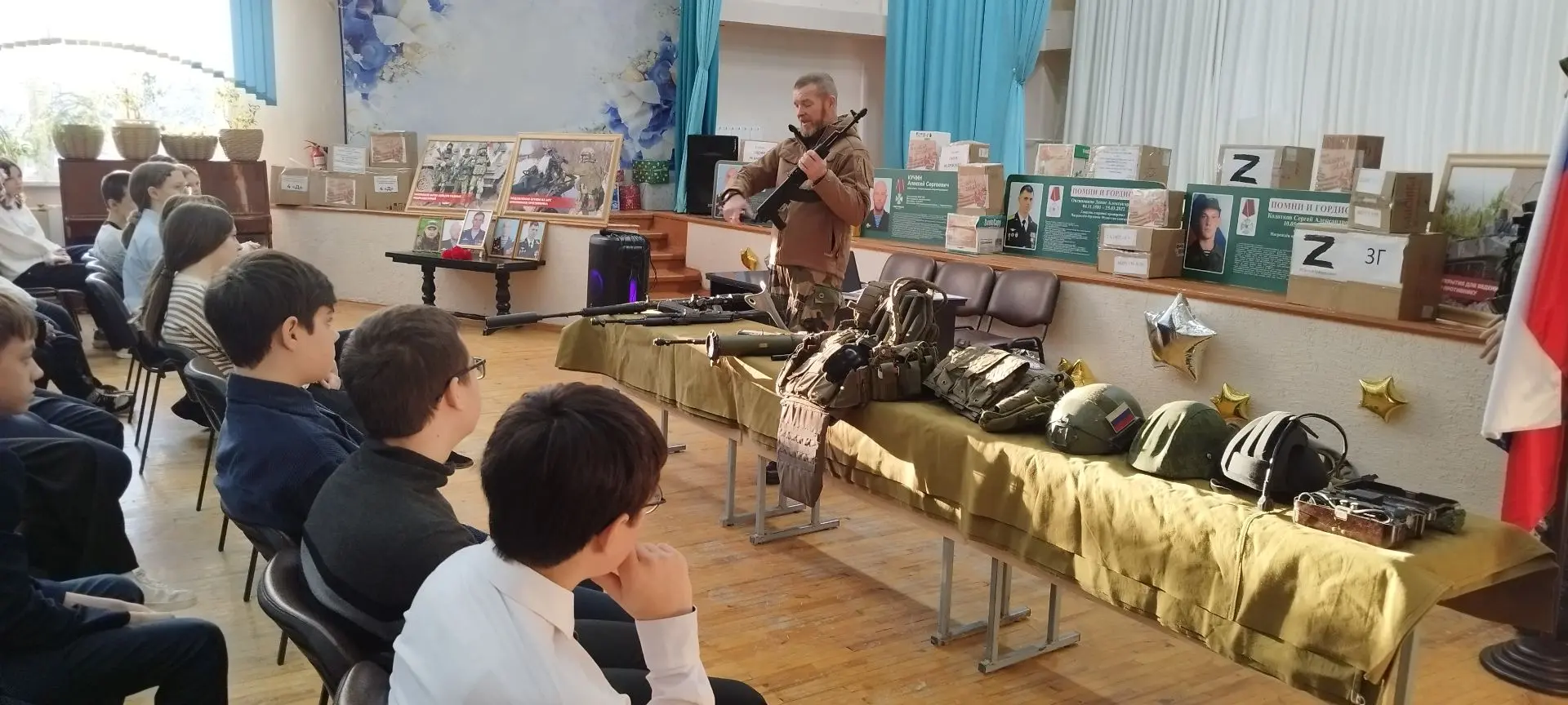 Урок мужества. Сегодня в актовом зале школы состоялись уникальные уроки мужества, посвящённые знамен