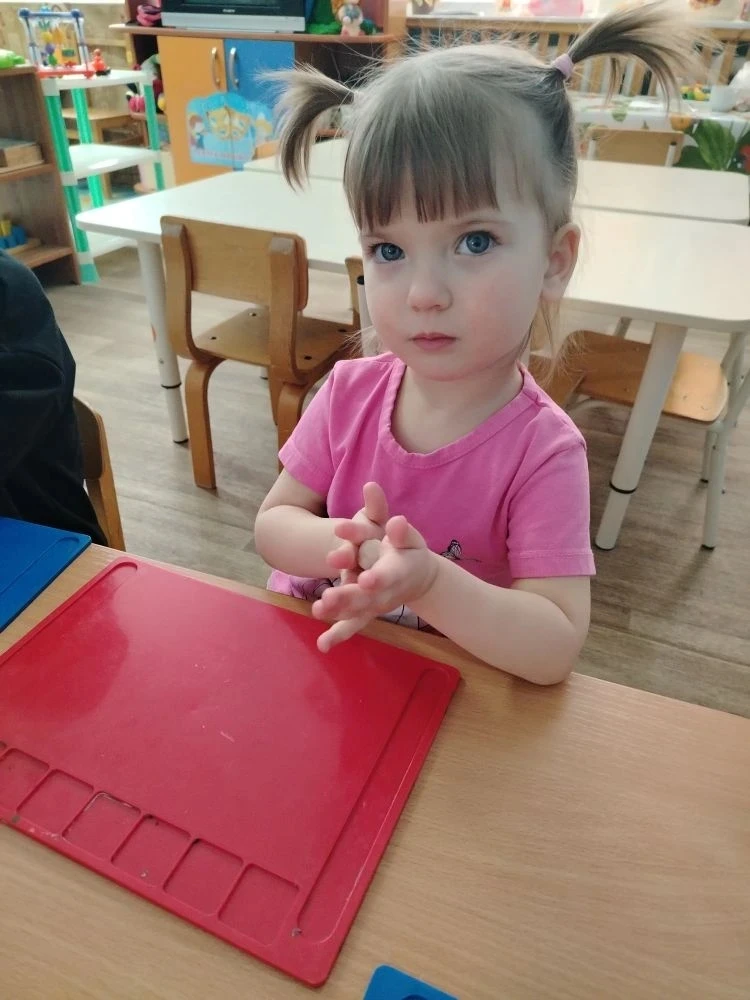 Лепка в первой младшей группе на тему: "Снеговики играют в снежки".