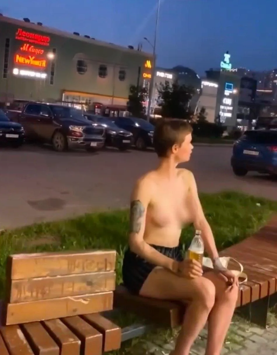 😳 В центре Перми очевидцы заметили полуголую девушку, которая сидела на лавочке и распивала алкогол