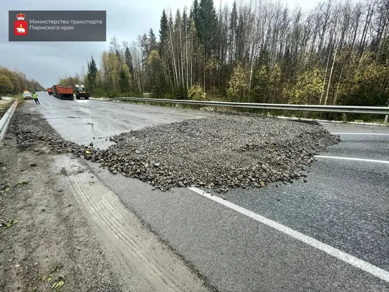 ⚡️Карстовый провал полностью засыпали. Для этого потребовалось порядка 500 тонн щебня.