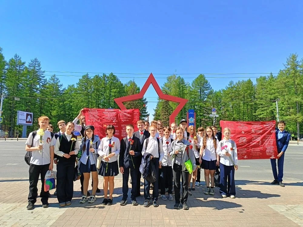 В эти памятные дни наши гимназисты посещают Парк Победы. Ребята возлагают цветы к мемор...