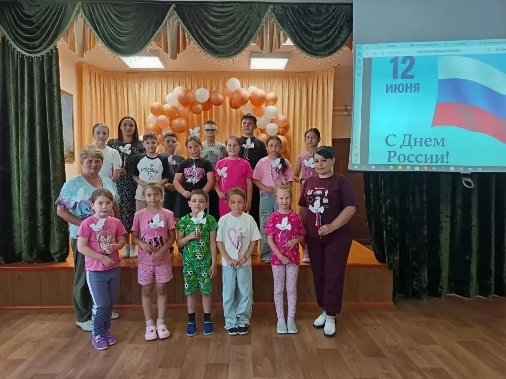 12 июнь Россия Федерациясенең дәүләт бәйрәме. Шул уңайдан Күңгәр авыл китапханәсендә мәктәп яны лаге
