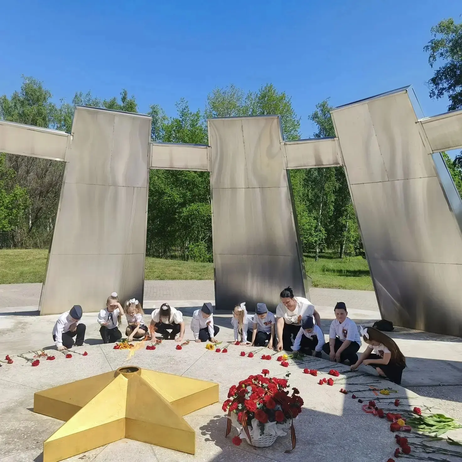 🕊️ ПАМЯТЬ В СЕРДЦАХ: НАШИ ВОСПИТАННИКИ ПОСЕТИЛИ “МЕМОРИАЛ ПАВШИХ ВОЙНОВ” В ЧЕСТЬ ДНЯ П...