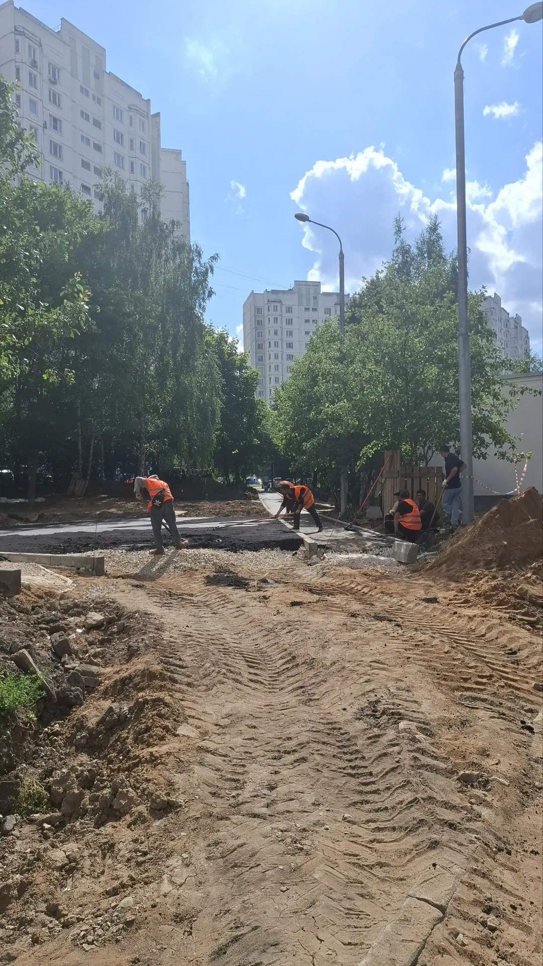 ‼️ Во дворе на Барышихе, 27 продолжается странная «тротуаризация».