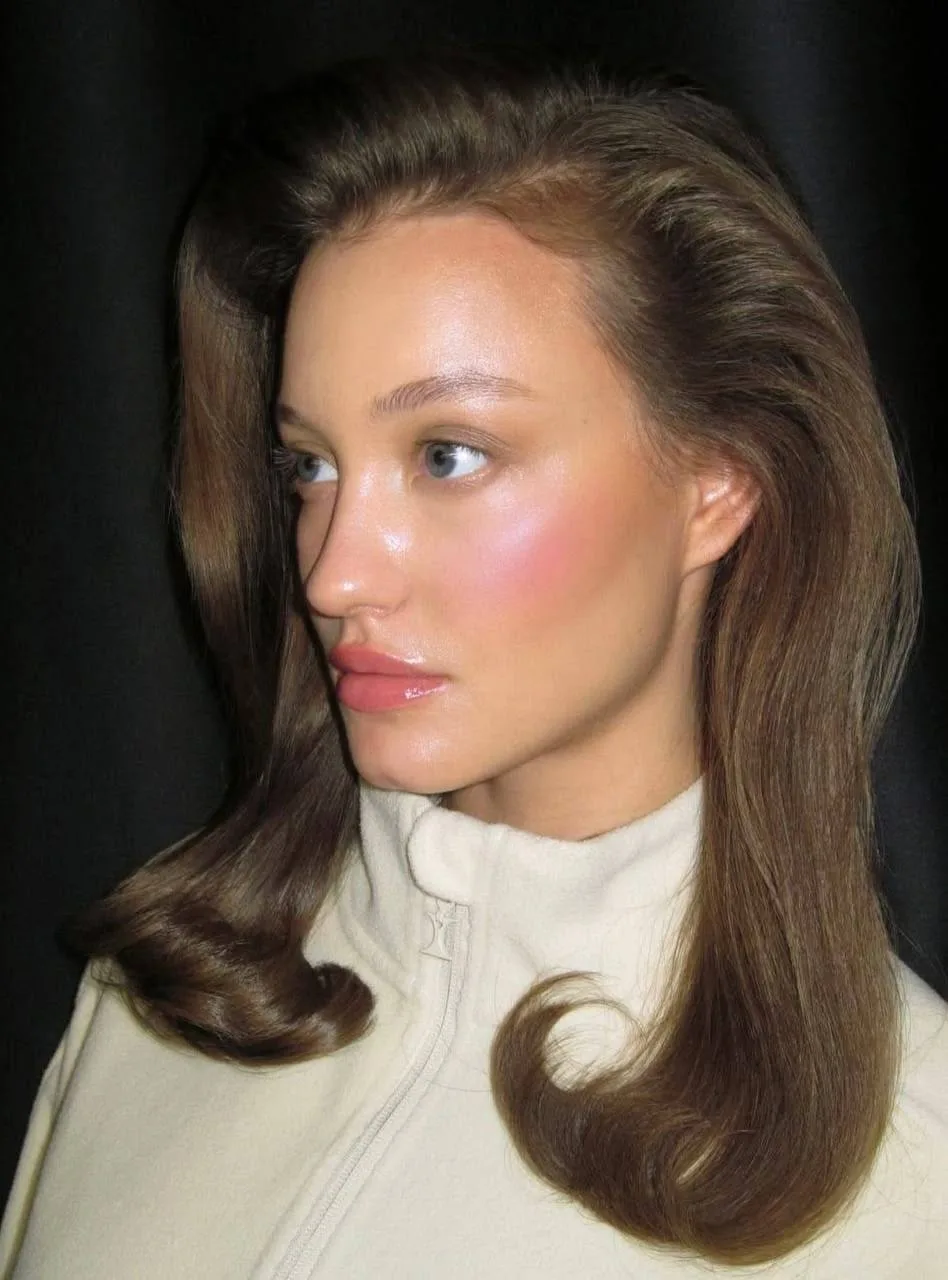 make-up inspo!

Все чаще замечаю, что девушки отказываются от туши. Такой макияж подчеркивает натура