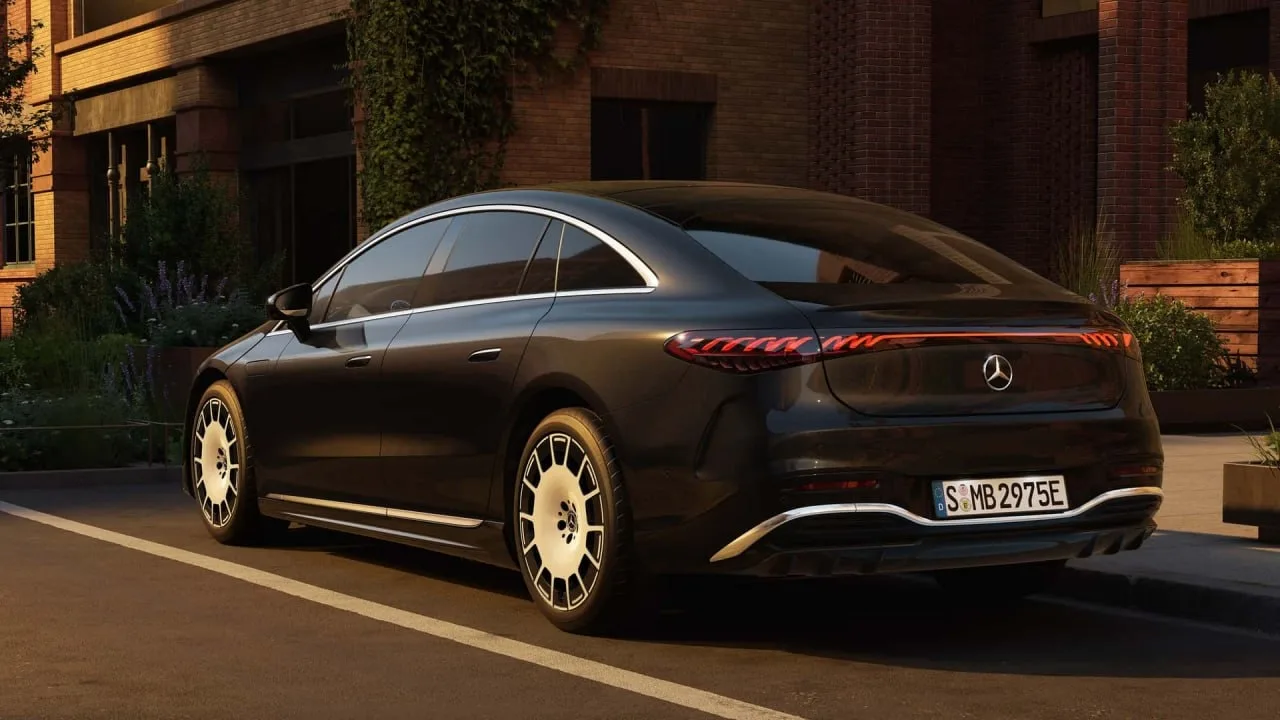 Mercedes показала обновлённый EQS 2027 со штурвалом вместо руля (но версию с обычным продавать тоже 