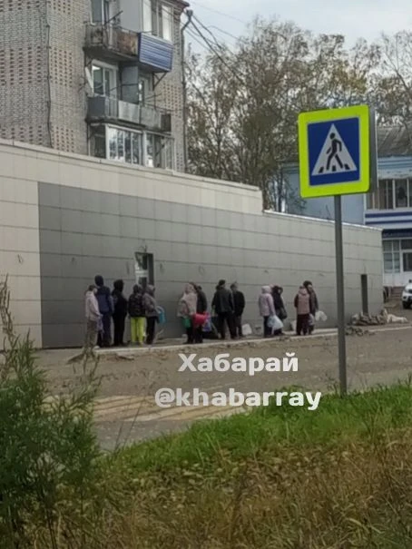 Очередь за водой стоит сейчас в посёлке Октябрьский (Ванинский район), где сутки нет хо...