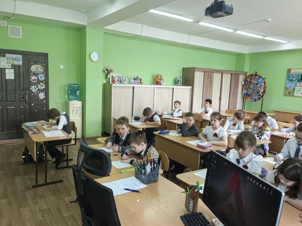 В преддверии Дня Победы наши Орлята из 1 «Б» ,1 《А》, 1《В》класса посмотрели короткометражный фильм «Л
