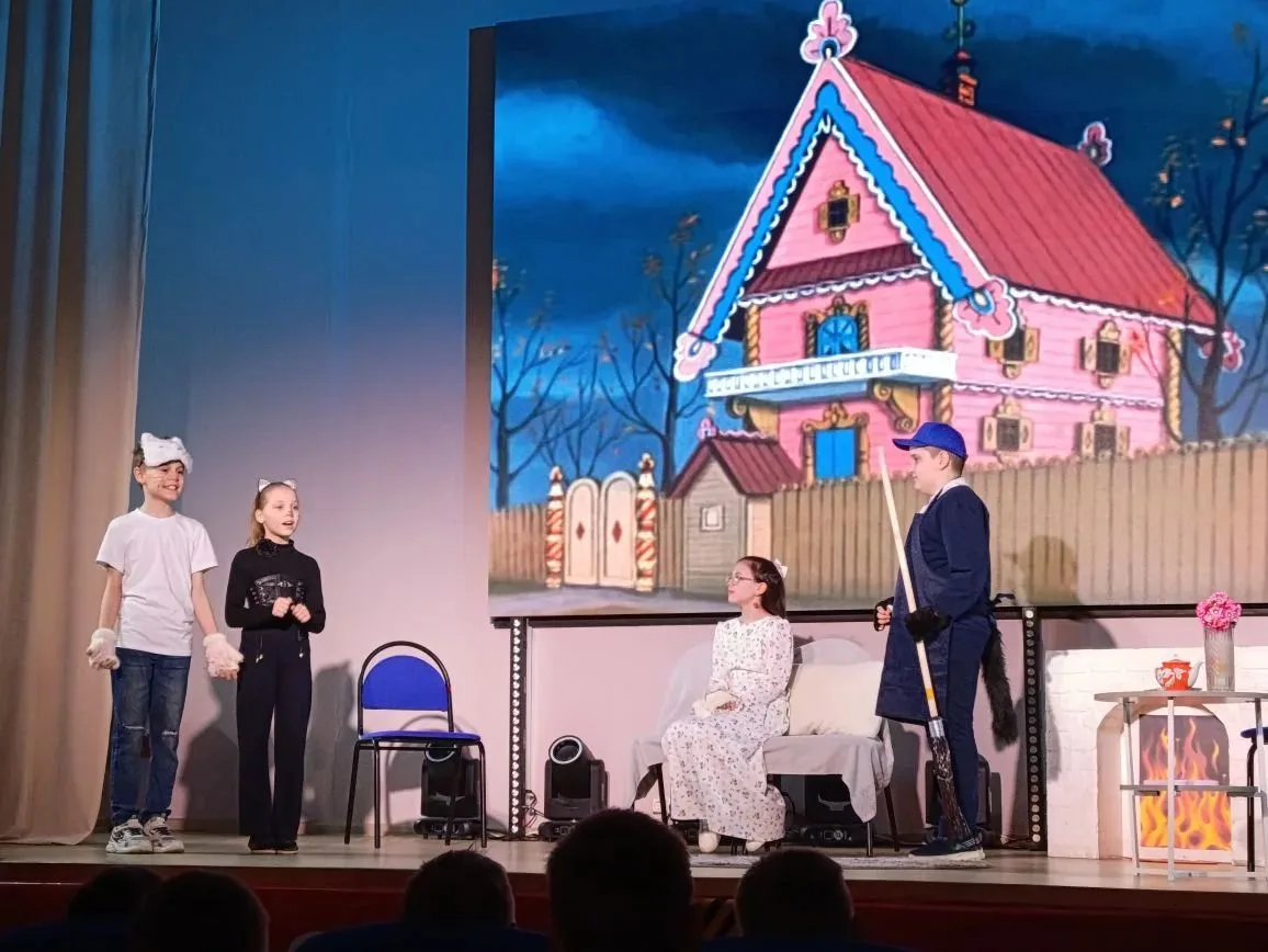 🎭 Дебют 4В: «Кошкин дом» для самых маленьких!  Вчера в нашей школе царила настоящая театральная атмо