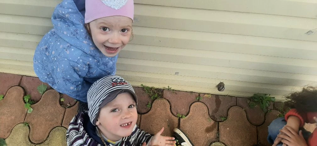 Волшебная встреча на прогулке! 🦎 + 🐌 = восторг детей! Ребята из группы дошкольного во...