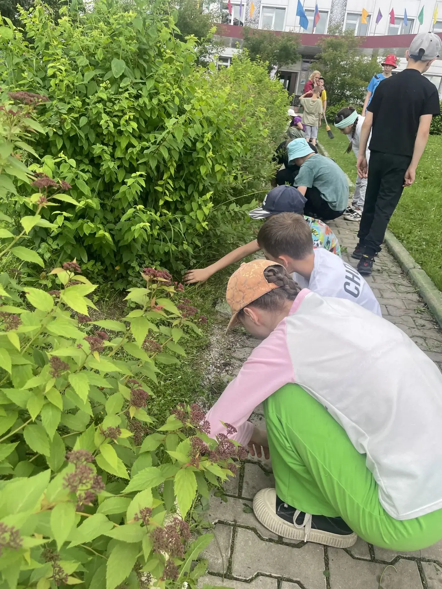🌿🧹2 Отряд: «Трудовой десант» на тропинке – Красота начинается с порядка! 🧹🌿

Субботний день для 