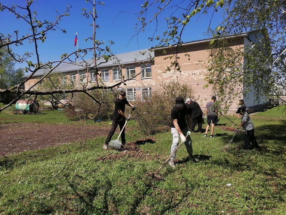 🍃🌱 Уборка территории школы.