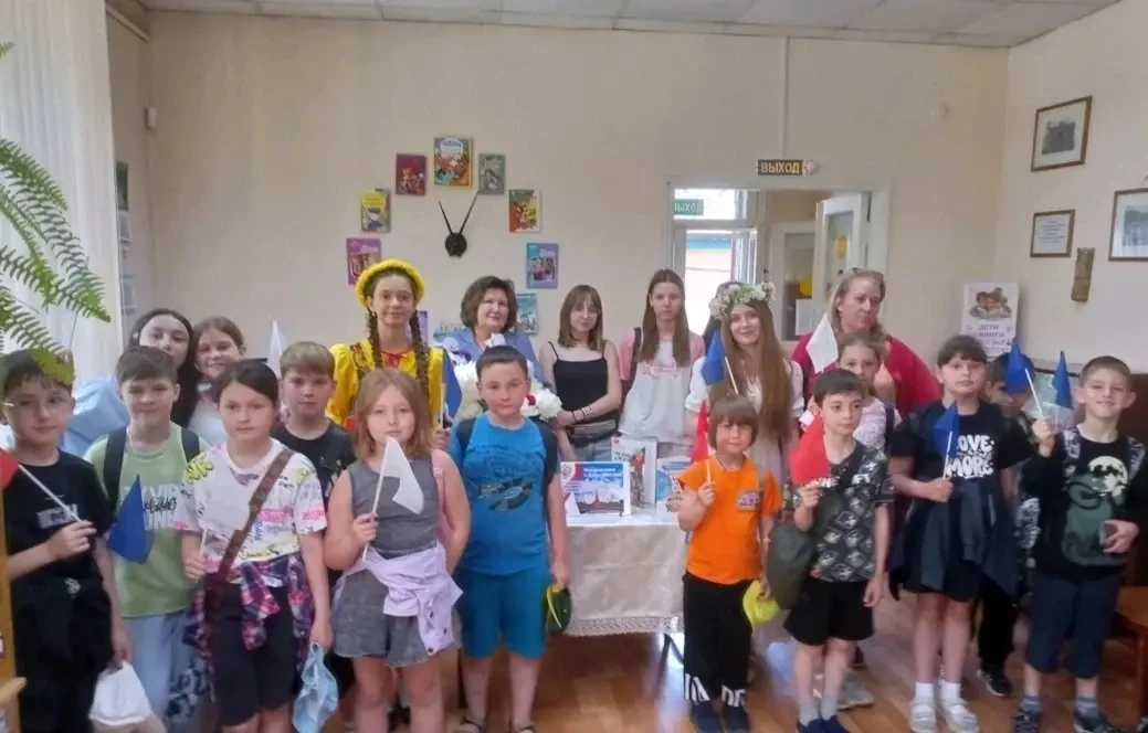 🎉 Наши отряды летнего пришкольного лагеря лицея № 8 побывали в библиотеке‑филиале № 1 на литературн