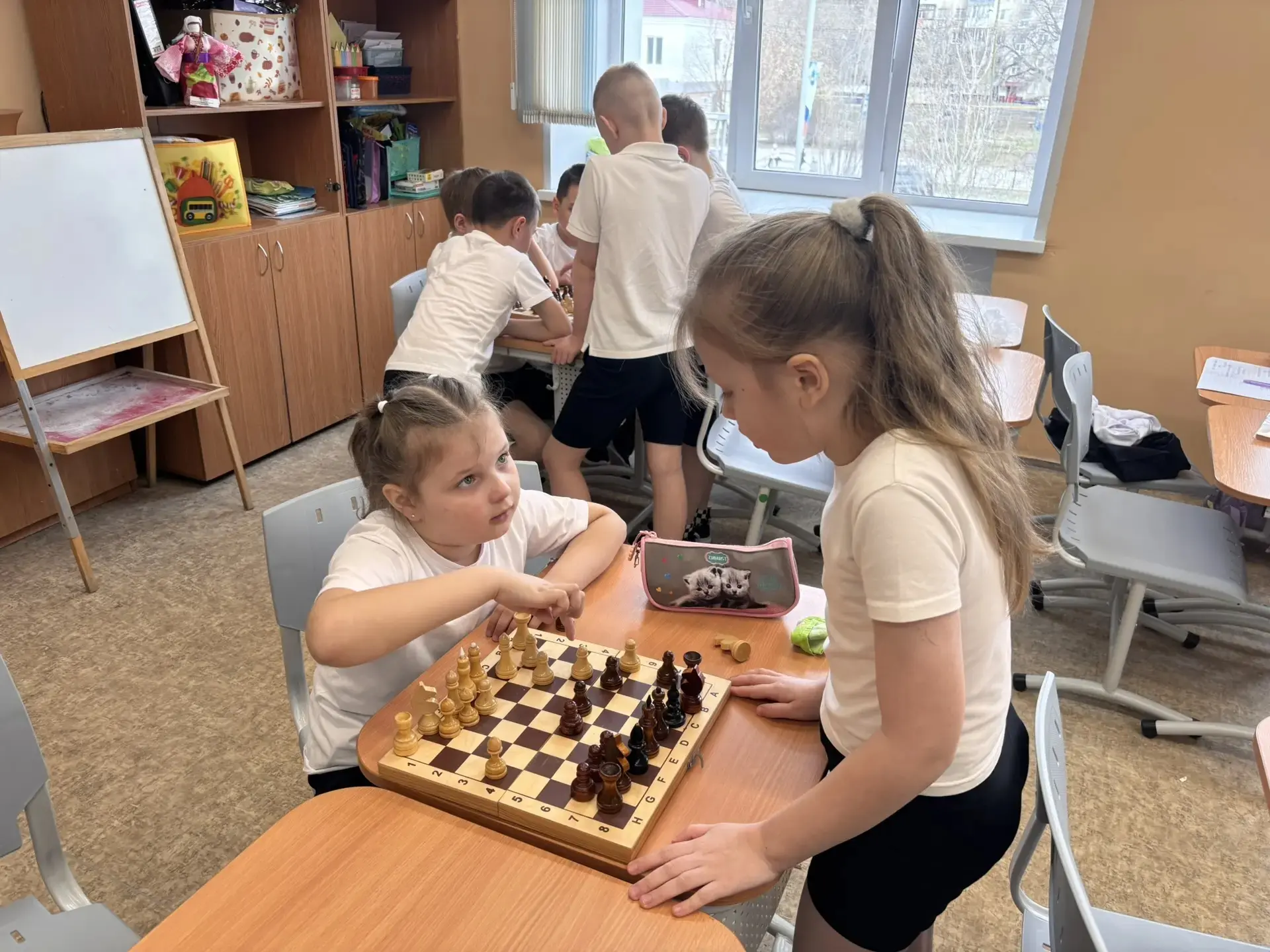 ♟️ Маленькие шаги к большим победам: шахматы в 1 «А»! В нашем классе стартовали занятия в шахматном 