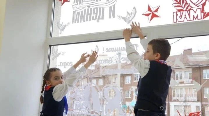 Дмитровская СОШ № 3 приняла участие в акции «Окна Победы»! В рамках Марафона «Наследники Победы», пр