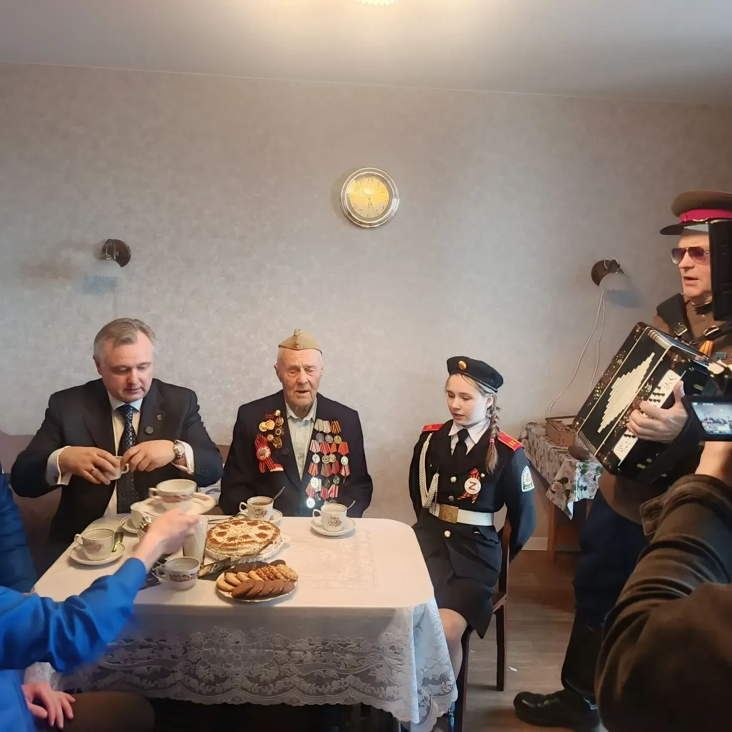 Встреча поколений: ученики нашей школы поздравили ветерана Великой Отечественной войны с 101‑летием!