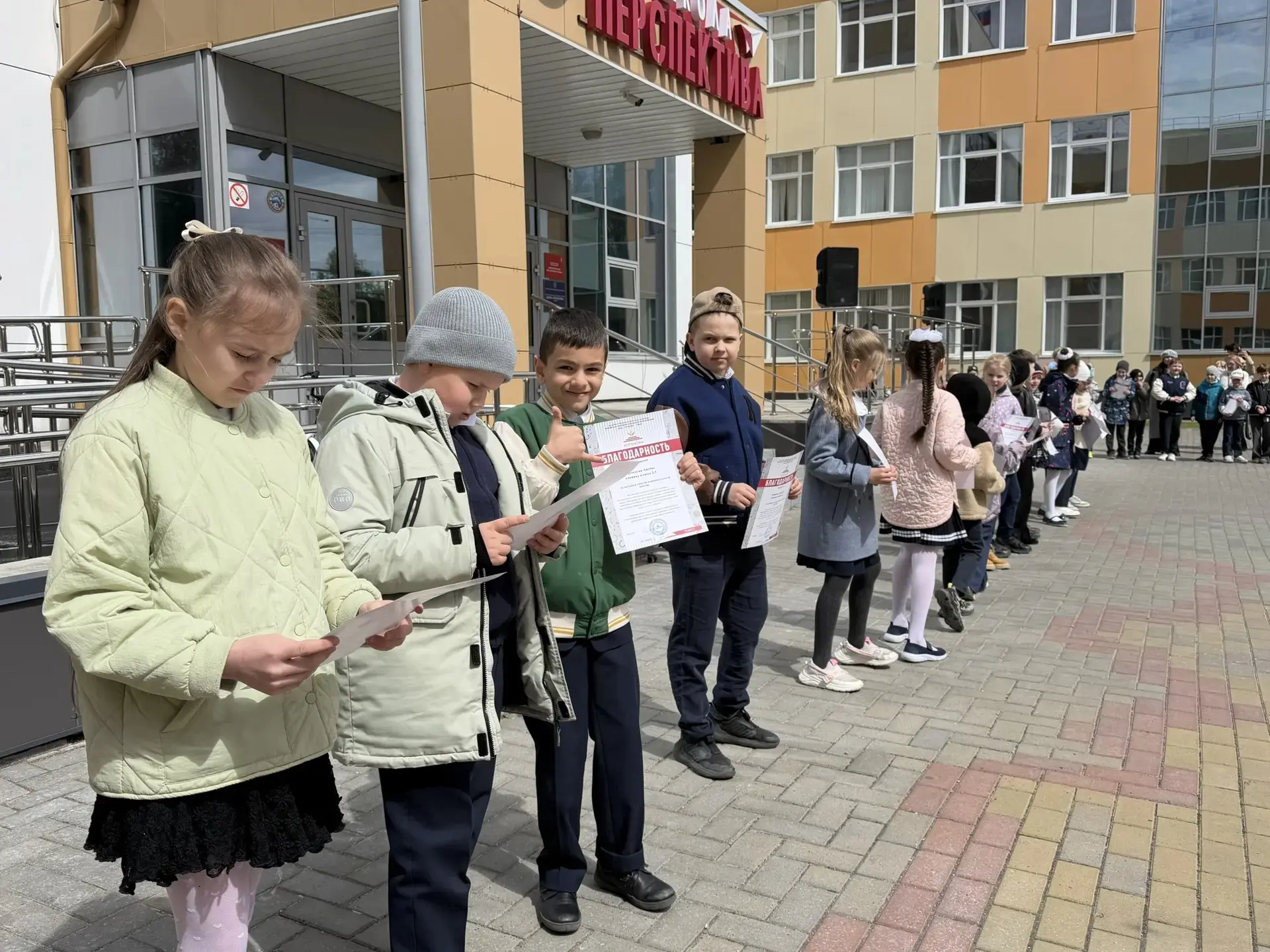 2–3 класс: та самая линейка, где ещё нет прощаний 🌼  Пока выпускники ловят каждый школьный миг, втор