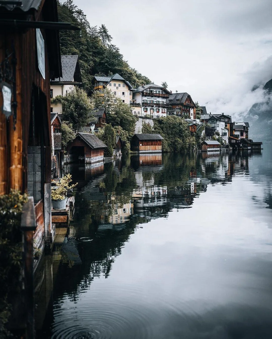 Хальштатт, Австрия 

Хальштат (Hallstatt) — деревня на западном берегу озера Хальштат в горном регио