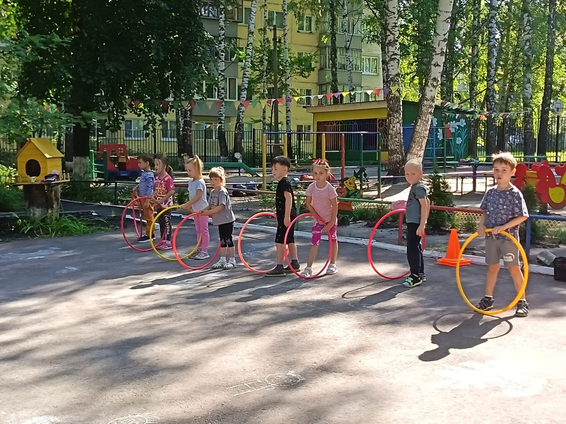 Лето — время двигаться! В детском саду прогулки становятся длиннее, а значит, у нас ест...