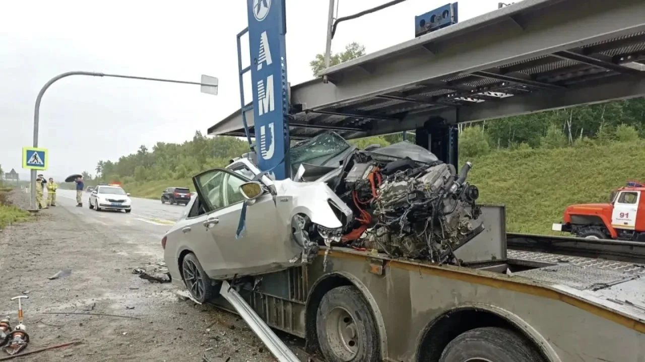 🔴 Toyota Crown влетела в автовоз под Хабаровском - водитель погиб