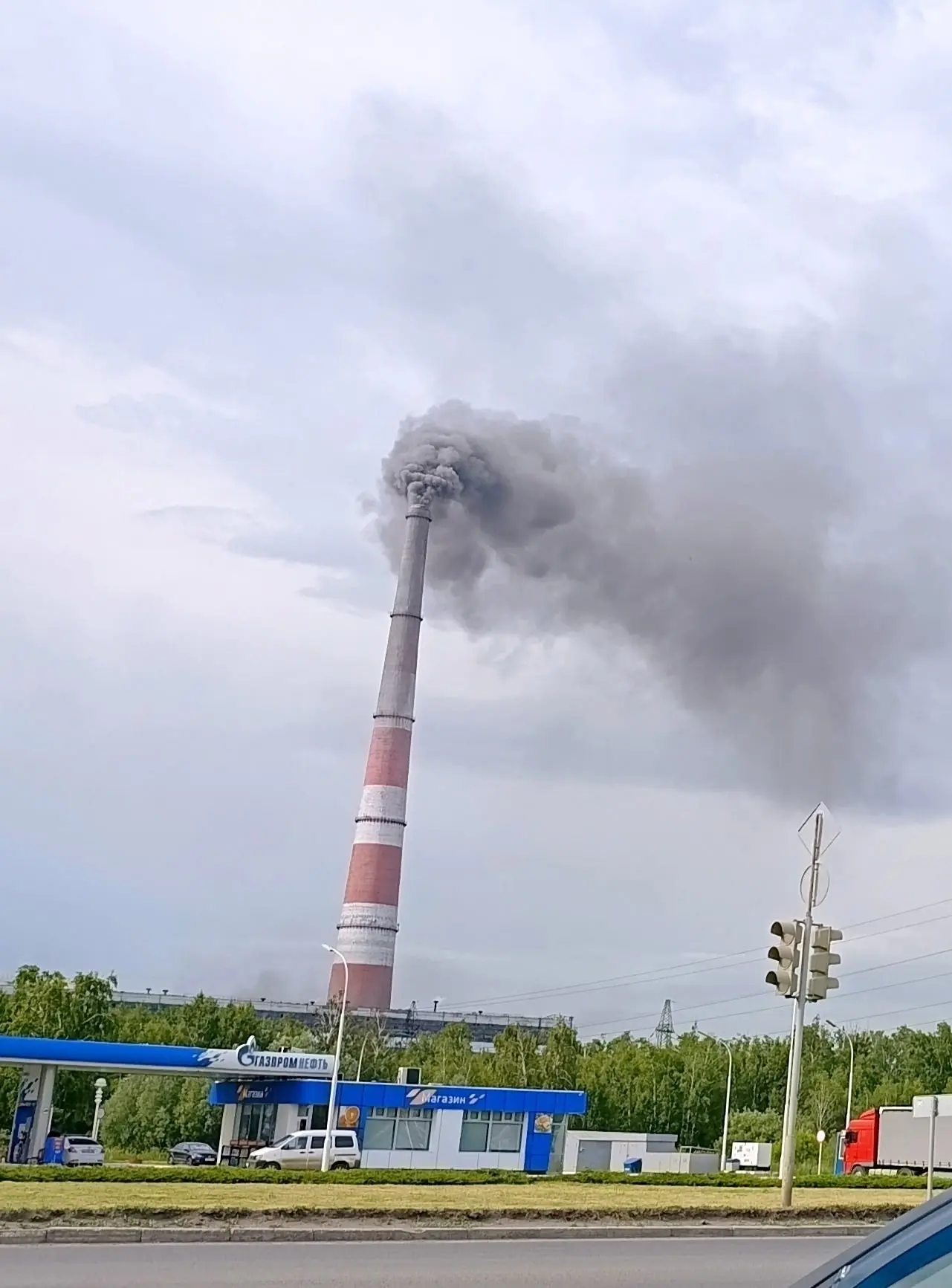 И снова ТЭЦ-5 нас чем-то травит... Чернющий дым из трубы, дышать невозможно от слова совсем. 
Кто бы
