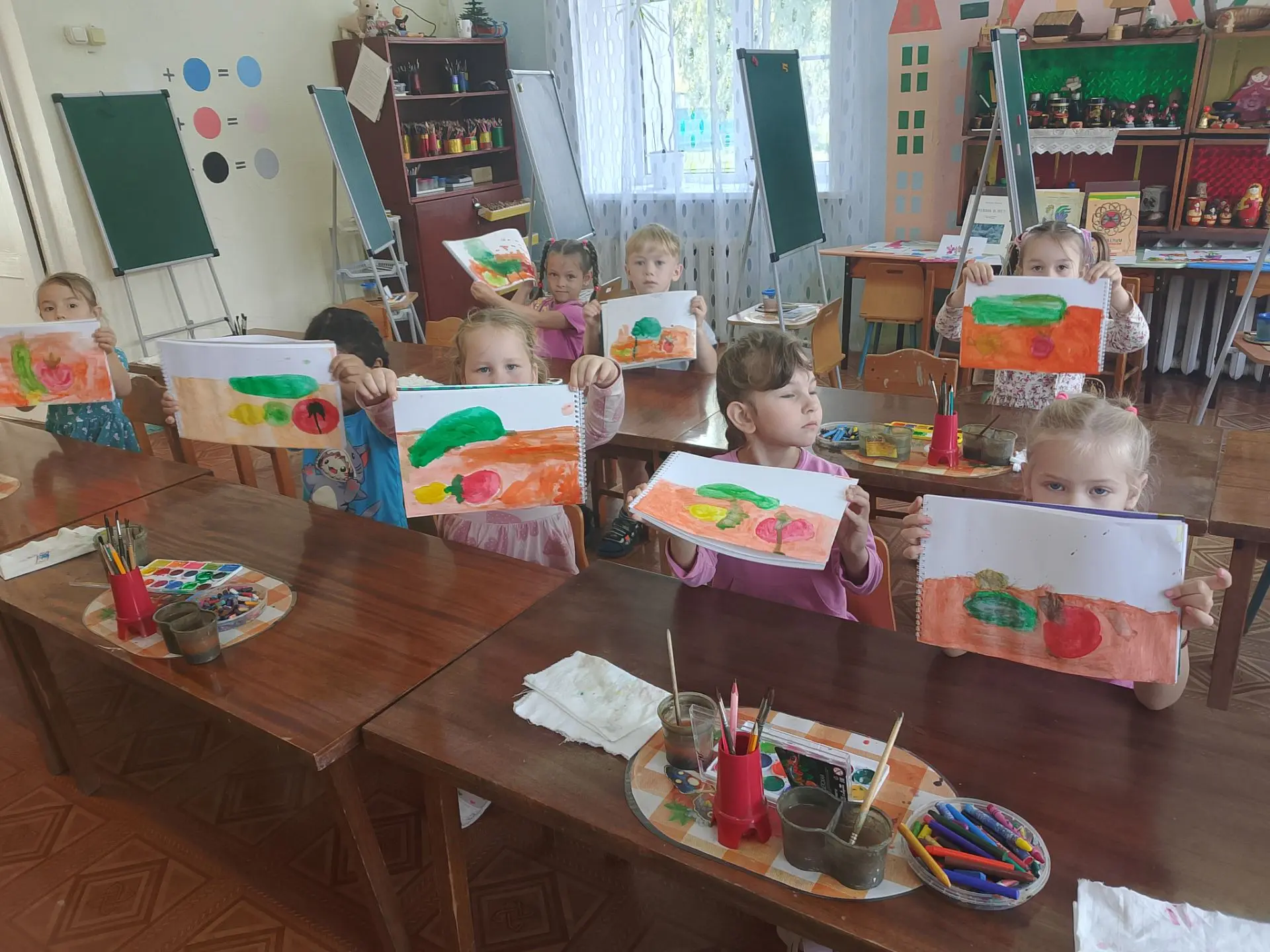 В детском саду — творческий полёт:дети рисуют простой натюрморт.
