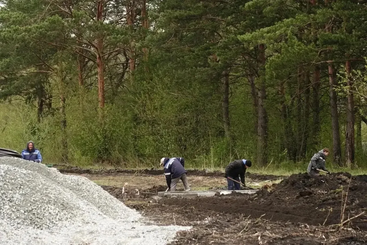 😍Скоро станет еще уютнее   В Рудничном районе продолжается благоустройство сквера Молодожёнов. Сейча
