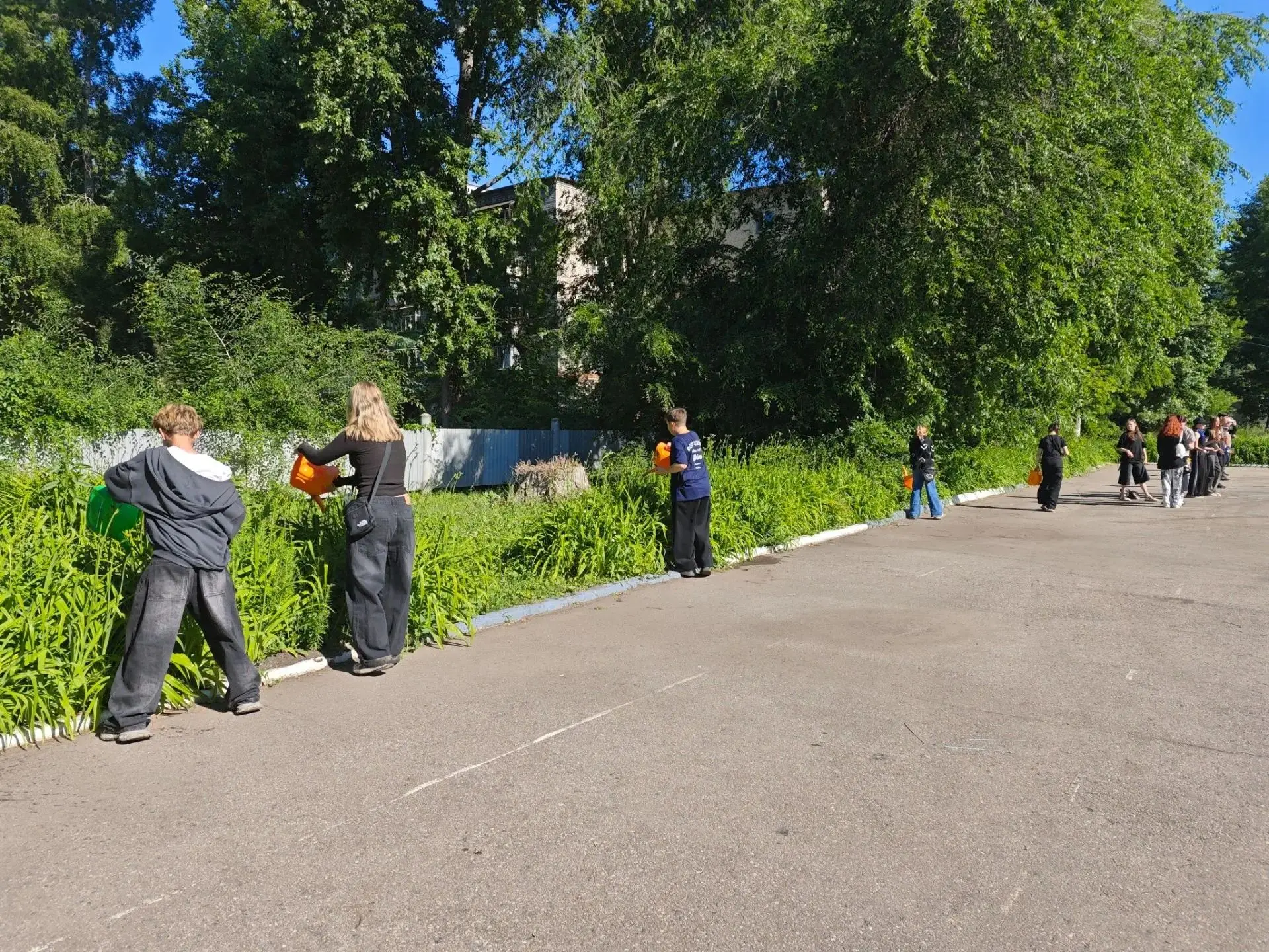 В нашей школе продолжается четвёртая трудовая четверть — время, когда ребята не только отдыхают от у