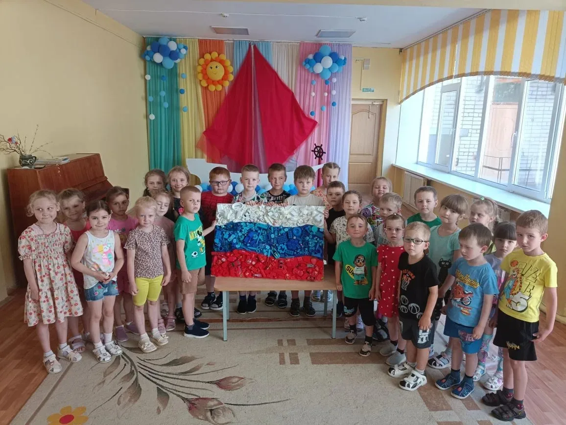 🇷🇺В нашем саду в преддверии праздника, Дня России, ребята сложили флаг нашей страны из игрушек.   